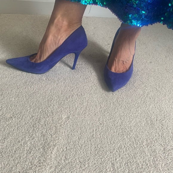 Sequin gown with matching blue suede shoes - Picture 8 of 9